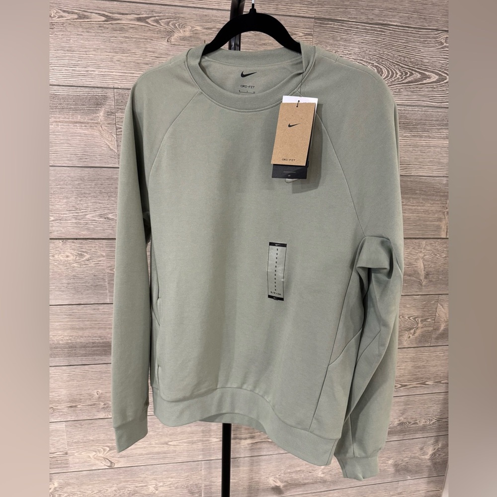 NWT 🎉 Nike Men’s Dri-Fit UV Performance Crew Swratshirt